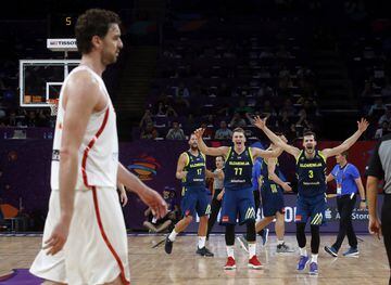 Los jugadores de Eslovenia ante el pívot de España Pau Gasol durante el partido de semifinal del Eurobasket 2017