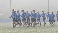 Entrenamiento Deportivo de La Coru&ntilde;a. grupo corriendo niebla