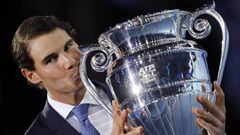 Rafa Nadal besa el trofeo que le acredita como n&uacute;mero 1 del ranking ATP en 2017.