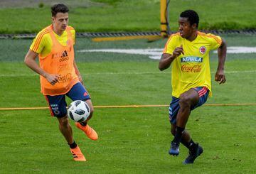 La Selección Colombia realizó su segunda práctica en El Campín, previo al partido de despedida y viaje a Milán. En el entrenamiento hubo dos grupos: uno haciendo trabajo defensivo y otro trabajo en ataque.
