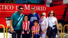 Foto de Nacho Barber&aacute; con su familia, ante el autob&uacute;s oficial del Atl&eacute;tico de Madrid. 