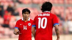 El jugador de Chile, Matias Fernandez, conversa con Jorge Valdivia durante el partido amistoso contra Paraguay.