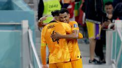 Virgil van Dijk y Cody Gakpo se abrazan para celebrar un gol de Países Bajos en Qatar 2022.