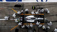 El equipo Williams realiza una parada en boxes durante el GP Austria.