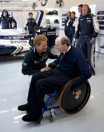 En 1999, fue nombrado Caballero de la Orden del Imperio Británico. En la foto, Frank Williams charla con el Príncipe Harry, durante el Gran Premio Británico de 2011.