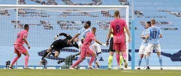 Benzema empató el partido a pase de Rodrygo. 1-1.