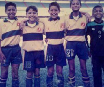 En el centro de la foto. James Rodríguez siempre estuvo ligado al fútbol.