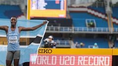 El atleta de Botswana Letsile Tebogo posa junto a su registro de 9,91, nuevo récord mundial sub-20 de los 100 metros lisos, tras la final de los Mundiales de Atletismo sub-20 de Cali.