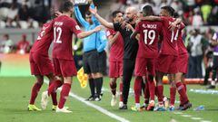 Hamid Ismaeil celebra un gol de Qatar con sus compa&ntilde;eros y su seleccionador Felix S&aacute;nchez.