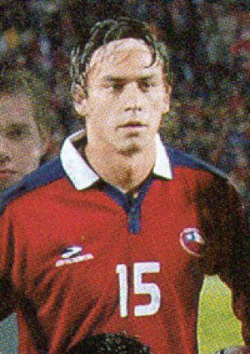 Con 19 años y 215 días, Mauricio Pinilla debutó con Chile. Lo hizo en el recordado empate a 2 contra Argentina del 6 de septiembre del 2003, válido por las clasificatorias rumbo al Mundial de Alemania.