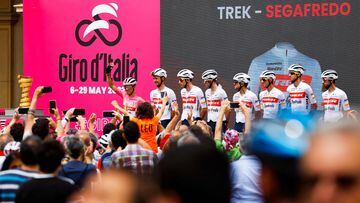 La undécima etapa del Giro con un recorrido de 203 km ha transcurrido entre las localidades de Santarcangelo di Romagna y Reggio Emilia. En la imagen, Juan Pedro López saluda a la afición antes del inicio de la etapa. 