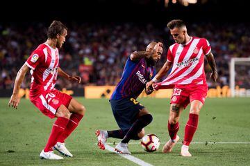 El chileno jugó desde la partida ante Girona, aportó con una asistencia en el gol de Lionel Messi, pero fue reemplazado en el complemento. El duelo terminó 2-2.