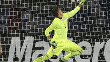 El portero uruguayo Fernando Muslera no consigue detener el remate del delantero argentino Sergio Ag&uuml;ero que ha supuesto el 1-0 para la albiceleste, durante el partido Argentina-Uruguay.