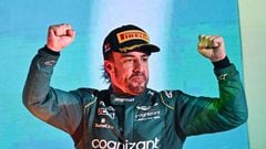 Fernando Alonso celebra su podio en Bahréin en su debut con Aston Martin.