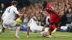 Soccer Football - Premier League - Leeds United v Liverpool - Elland Road, Leeds, Britain - September 12, 2021 Liverpool&#039;s Sadio Mane in action with Leeds United&#039;s Raphinha and Diego Llorente Action Images via Reuters/Lee Smith EDITORIAL USE ONL