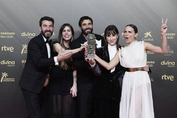 Arturo Valls y Veronica Echegui sostienen el Goya al Mejor Cortometraje de Ficción por la película "Totem Loba"