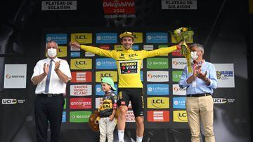 El ciclista esloveno Primoz Roglic celebra junto a su hijo su victoria en la clasificación general del Dauphiné 2022.