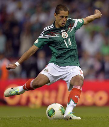El de Guadalajara ha jugado hasta la fecha dos Mundiales con la absoluta (2010 y 2014). Es el máximo goleador histórico de México con 49 goles en 100 partidos.