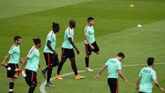 Portugal&#039;s defender Raphael Guerreiro (3rdR) and teammates take part in a training session at the Portugal&#039;s base camp in Marcoussis, outskirts of Paris, on July 3, 2016, during the UEFA Euro 2016 football tournament. / AFP PHOTO / Francisco LEONG