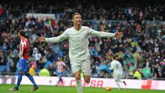 MADRID, SPAIN - NOVEMBER 26:  Cristiano Ronaldo of Real Madrid celebrates after scoring Real&#039;s 2nd goal from during the La Liga match between Real Madrid CF and Real Sporting de Gijon at Estadio Santiago Bernabeu on November 26, 2016 in Madrid, Spain.  (Photo by Denis Doyle/Getty Images)