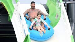 Beckham y sus hijos, jornada 'pasada por agua' en Miami