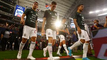 Jugadores de la Selección Mexicana saltan al campo de juego para enfrentar a Nigeria en Arlington, Texas.