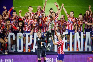 El Atlético de Madrid levanta su segunda Copa de la Reina tras ganar al Real Madrid en la tanda de penaltis.