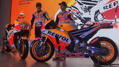 Marc M&aacute;rquez y Dani Pedrosa posan con sus motos en la presentaci&oacute;n del equipo Repsol Honda en Yakarta.