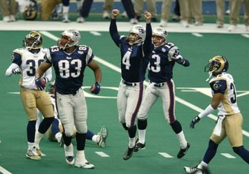 Quizás la mayor sorpresa que se haya visto en una Super Bowl, con la de los Giants a los propios Patriots. Los Rams eran el mejor ataque, con mucho, de la liga. "The Greatest Show on Turf" les llamaban. Y, enfrente, una defensa sin nombres, pero con las hechuras que luego harían de esta franquicia la leyenda que es. Ah, sí, y un tal Tom Brady, que tuvo que jugar esta temporada por la lesión de Drew Bledsoe. El inicio de una historia aún sin final.