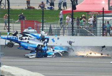 Brutal accidente de Scott Dixon durante las 500 Millas de Indianápolis en el que su coche salió disparado contra el muro interior partiéndose por la mitad. Salió ileso
