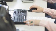 Una persona trabajando con un ordenador
EUROPA PRESS
