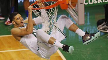 CJX09. BOSTON (EE.UU.), 03/05/2018.- El jugador de los Celtics Jayson Tatum se cuelga del aro de encestar hoy, jueves 3 de mayo de 2018, durante un partido de eliminatorias de la NBA, entre los Boston Celtics y los Philadelphia 76ers, en el TD Garden de B