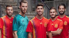 Jordi Alba, De Gea, Marco Asensio, Koke e Isco posan con la nueva camiseta de la Selecci&oacute;n.