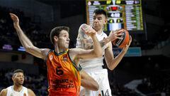 López-Arostegui, del Valencia Basket, trata de frenar a Gabriel Deck, del Real Madrid.