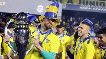 Boca Juniors' goalkeeper Agustin Rossi holds the trophy after winning the Argentine Professional Football League tournament, after tying 2-2 with Independiente at La Bombonera stadium in Buenos Aires, on October 23, 2022. (Photo by Alejandro PAGNI / AFP) (Photo by ALEJANDRO PAGNI/AFP via Getty Images)
