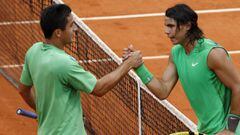 Nicol&aacute;s Almagro felicita a Rafa Nadal tras su victoria en el partido de cuartos de final de Roland Garros 2008.