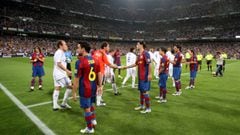 Casillas saluda a Rafa M&aacute;rquez en el pasillo que el Barcelona le hizo al Real Madrid en el Bernab&eacute;u en 2008.