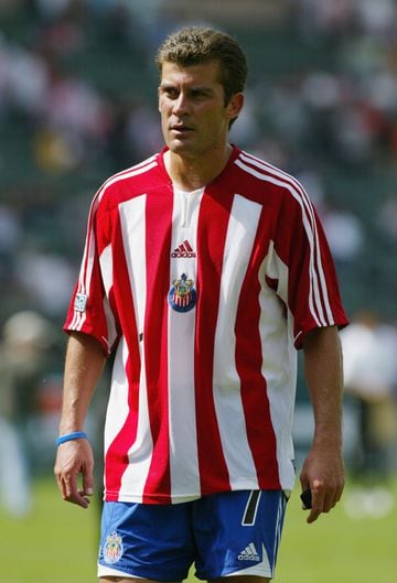 Ramón Ramírez tuvo dos etapas por las Chivas en la liga mexicana, de 1994 a 1998, y de 2002 a 2004. Luego de pasar por América y Tigres, el jugador mexicano emigró a la MLS con Chivas USA (2005-2007).
