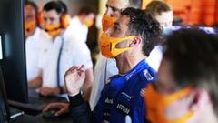 Daniel Ricciardo, McLaren, studies data with engineers
