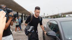 Ocampos, en el aeropuerto de Sevilla antes de poner rumbo a Amsterdam para firmar por el Ajax.