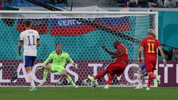 SAINT PETERSBURG, RUSSIA - JUNE 12: Romelu Lukaku of Belgium scores their side&#039;s first goal past Mario Fernandes of Russia during the UEFA Euro 2020 Championship Group B match between Belgium and Russia on June 12, 2021 in Saint Petersburg, Russia. (
