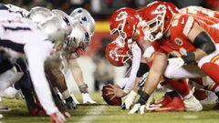 KANSAS CITY, MISSOURI - JANUARY 20: The Kansas City Chiefs prepare to snap the ball against the New England Patriots during the AFC Championship Game at Arrowhead Stadium on January 20, 2019 in Kansas City, Missouri.   Jamie Squire/Getty Images/AFP == FO