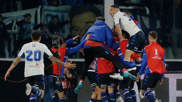 Velez Sarsfield's players celebrate a goal scored against Talleres de Cordoba by their teamamte Julian Fernandez during the Copa Libertadores football tournament quarterfinals all-Argentine second leg match at the Mario Kempes stadium in Cordoba, Argentina, on August 10, 2022. (Photo by Diego Lima / AFP)
