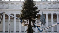 Rome (Italy), 30/11/2020.- People work to set up a Christmas tree in Piazza Venezia, Rome, 30 November 2020. (Italia, Roma) EFE/EPA/ANSA/MASSIMO PERCOSSI