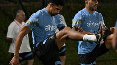 Uruguay's defender Ronald Araujo (L) and forward Luis Suarez take part in a training session at the Al Erssal training ground in Doha on November 19, 2022, during the Qatar 2022 World Cup football tournament. (Photo by Pablo PORCIUNCULA / AFP) (Photo by PABLO PORCIUNCULA/AFP via Getty Images)