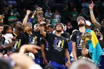 Los Golden State Warriors se han proclamado campeones de la NBA tras vencer en las series de las finales 4-2 a los Boston Celtics. Stephen Curry ha conseguido su primer MVP en unas finales tras una exhibición legendaria.