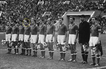 El delantero ruso tiene el privilegio de ser el futbolista más importante de la Unión Soviética. Su gol de cabeza en el minuto 113 en la prórroga en la final ante Yugoslavia servía para conquistar la primera Eurocopa de la historia. Disputaría dos finales