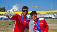Los españoles Antomi Ramos y Eva Palos posan con el título de campeones de Europa de dobles mixtos en los Europeos de Tenis Playa de Creta.