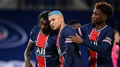 Kylian Mbappe y Moise Kean celebran junto a Timothee Pembele un gol como jugadores del Paris Saint-Germain.