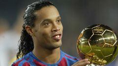 Ronaldinho con su Bal&oacute;n de Oro.
